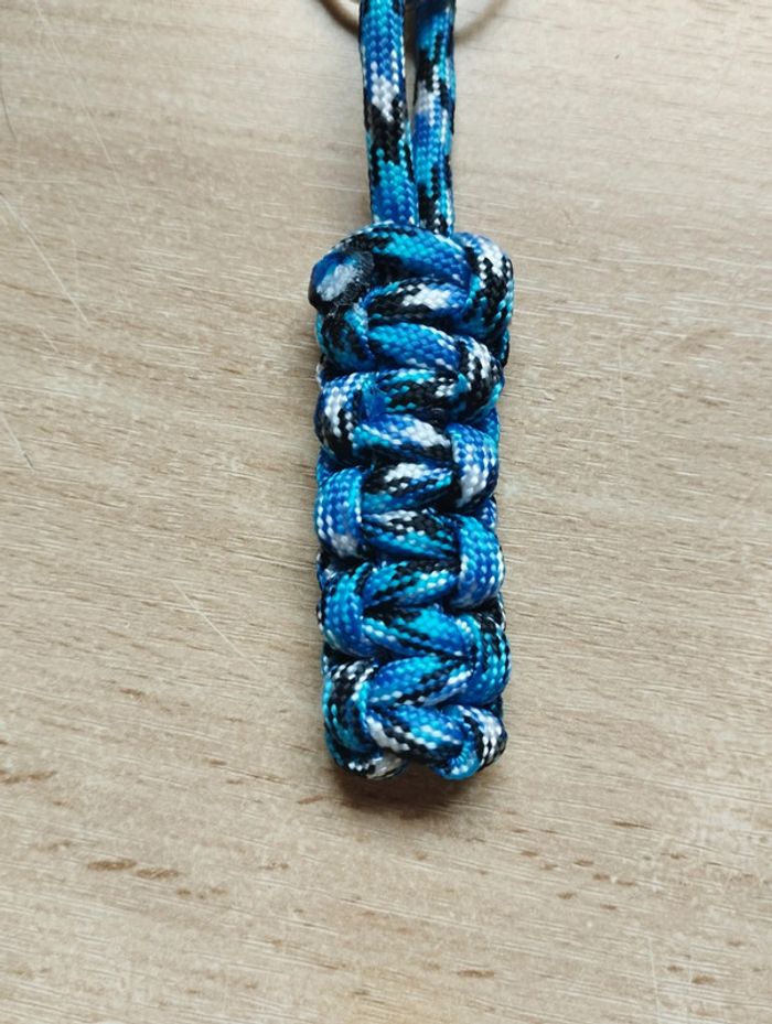 Porte clés en paracorde fait main bleu et noir - photo numéro 2