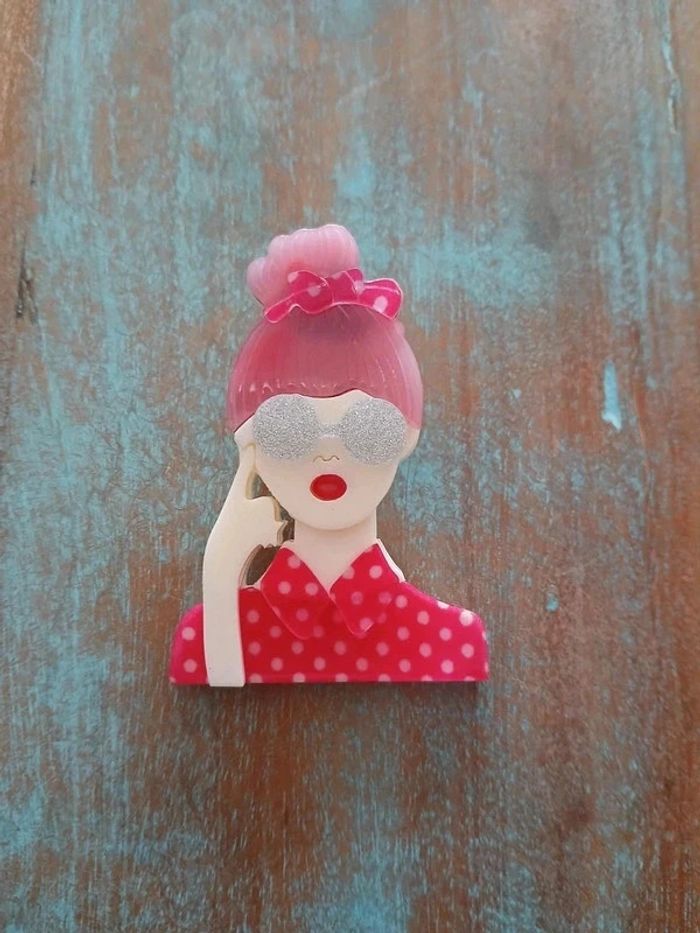 Broche magnifique fille aux lunettes - photo numéro 2