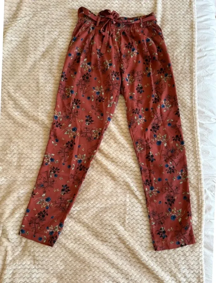 Pantalon fluide droit couleur corail fleurs Scarlet Roos S satiné - photo numéro 4