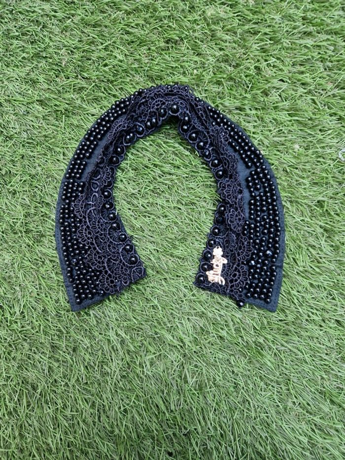 Col noir en dentelle et perle