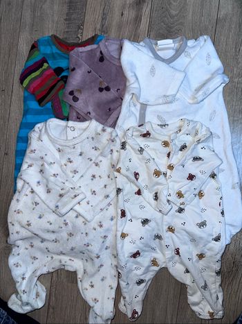 Lot pyjamas taille 1 mois