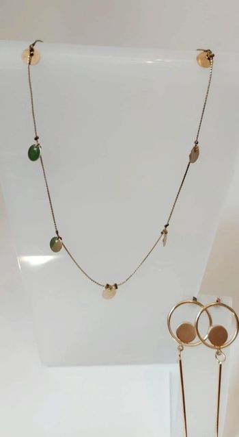 Ensemble boucles d'oreilles pendantes dorées et collier doré pampille
