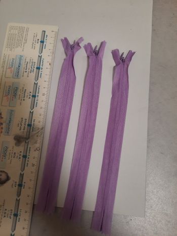 Fermetures éclairés violette claire invisible 22 cm couleur 375