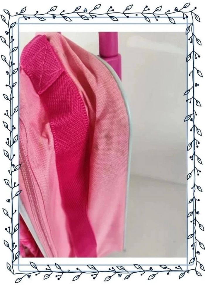 Cartable à roulette barbie, sale et plusieurs traces d'usures - photo numéro 6