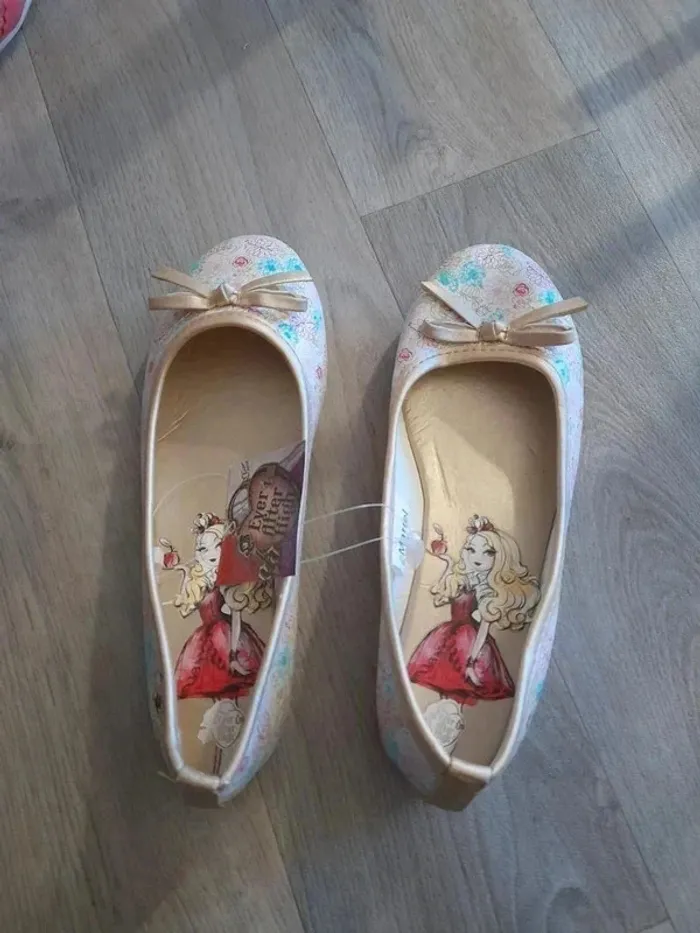 Ballerines Mattel 34 avec fleur doré or Neuve Neuve avec étiquette - photo numéro 1