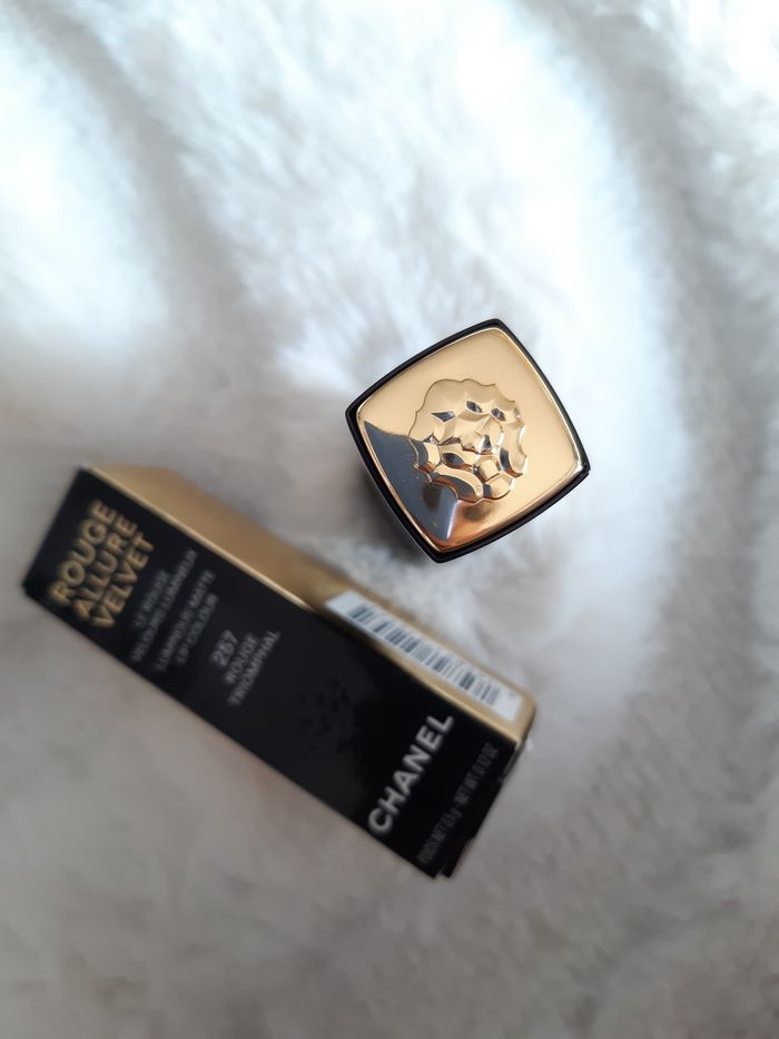 CHANEL

ROUGE ALLURE VELVET

LE ROUGE VELOURS LUMINEUX - photo numéro 6