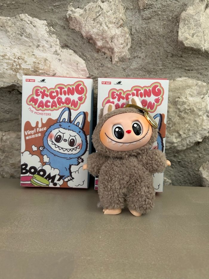 Labubu macaron marron