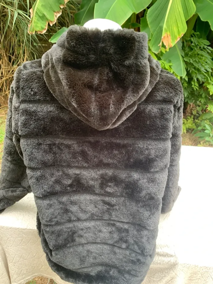Manteau Tissaia fausse fourrure à capuche taille -38-40 - photo numéro 7
