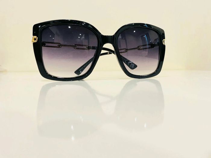 Lunette de soleil femme noire rectangulaire bras en chaîne dorée UV protection catégorie 3 - photo numéro 10