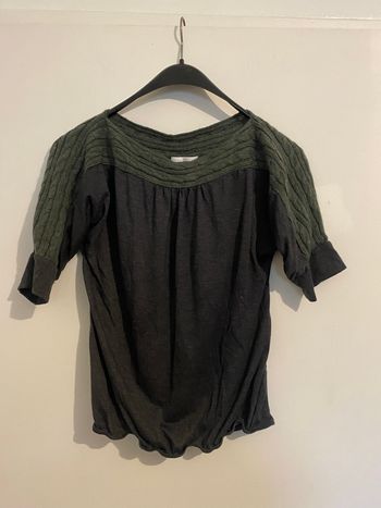 Haut bicolore gris et vert à manches courtes