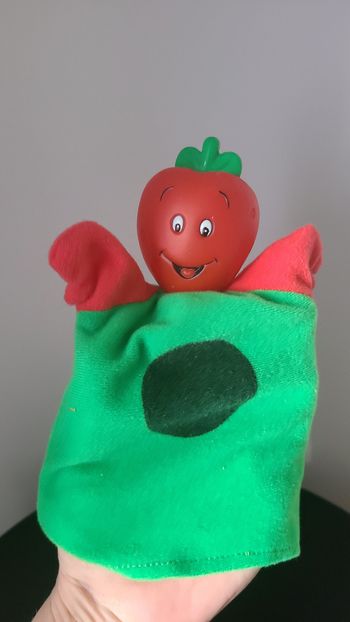 marionnette vintage :  fraise La tête est en plastique dur épais, le corps est en tissu velours. Hau