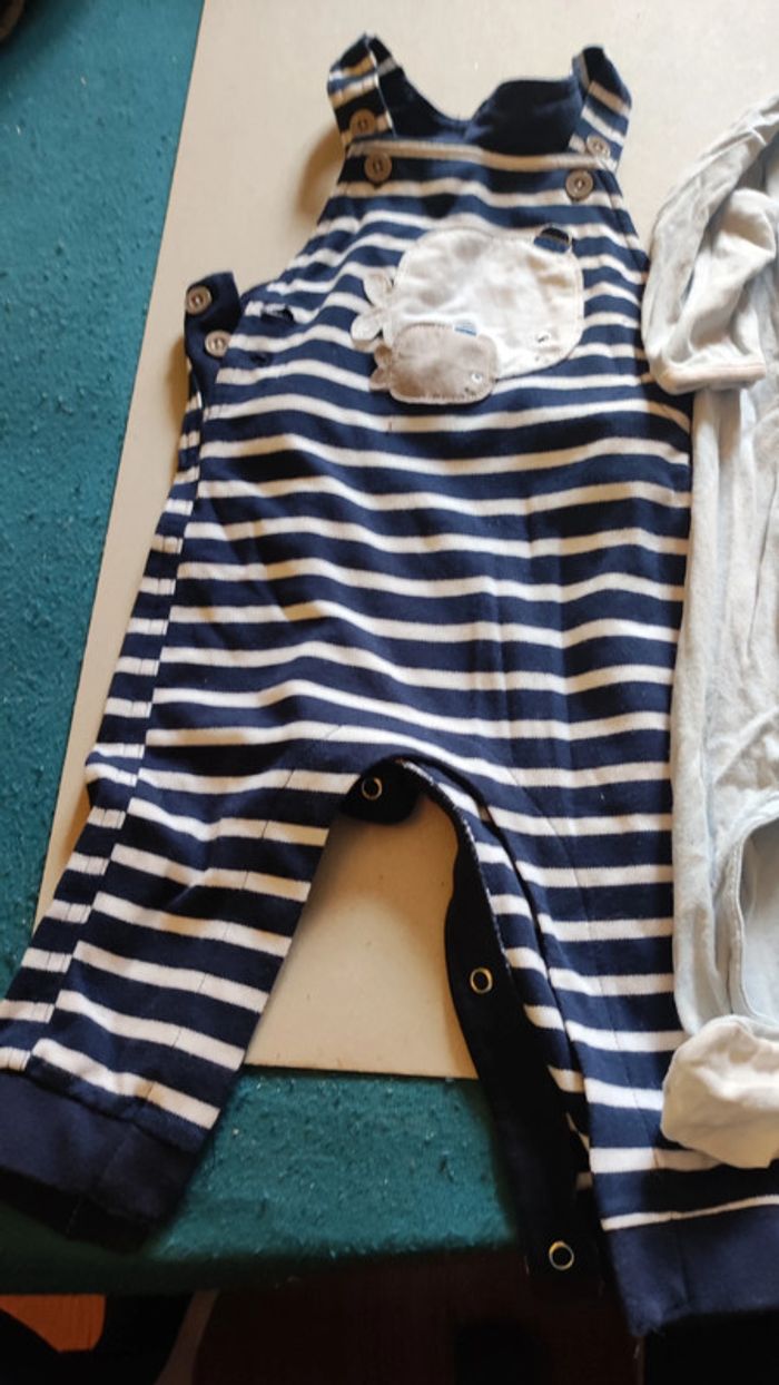 lot 9 mois salopette et un pyjama fin - photo numéro 2