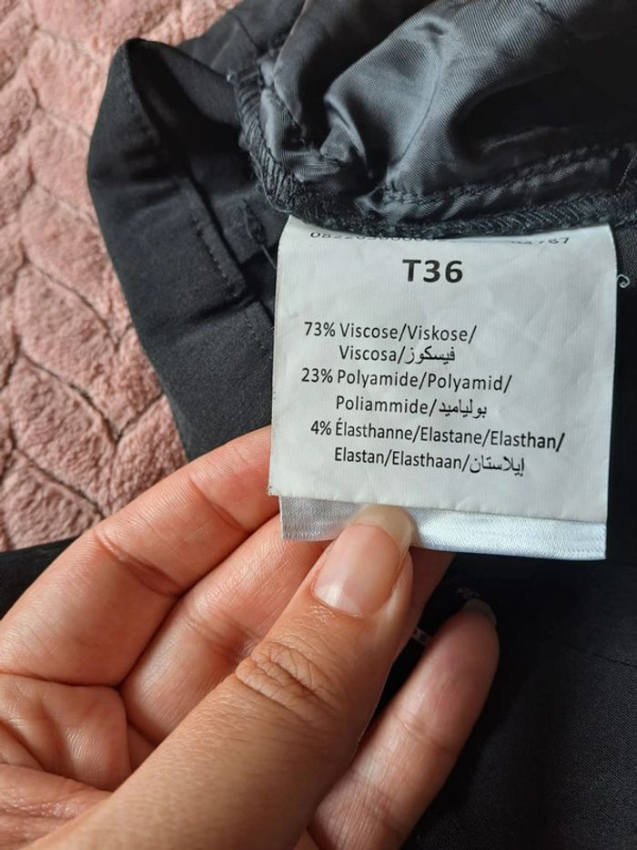 Pantalon femme noir mosquitos 36 comme neuf coupe évasée un peu en bas - photo numéro 4