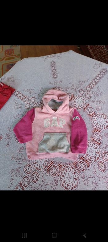 Sweet à capuche bébé fille hiver. GAP.