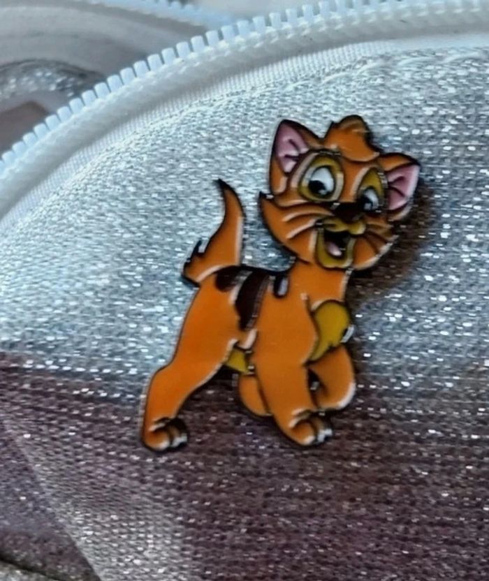 Pins Disney oliver chat roux