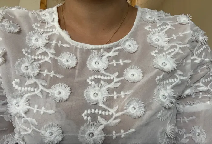 Blouse blanche à fleurs - photo numéro 2