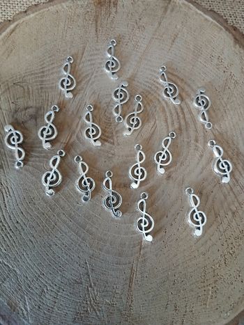 Lot de 16 pendentif clé de sol musique