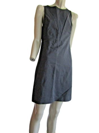 la petite robe noir chic en bi matière marque naf naf taille indiquée 38 peut aller a un petit 40