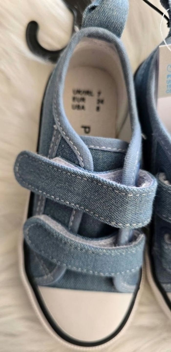 NEUVES (non portées) 💙🤩😍🥰🏷superbes baskets toiles pointure 24 mixtes - photo numéro 6