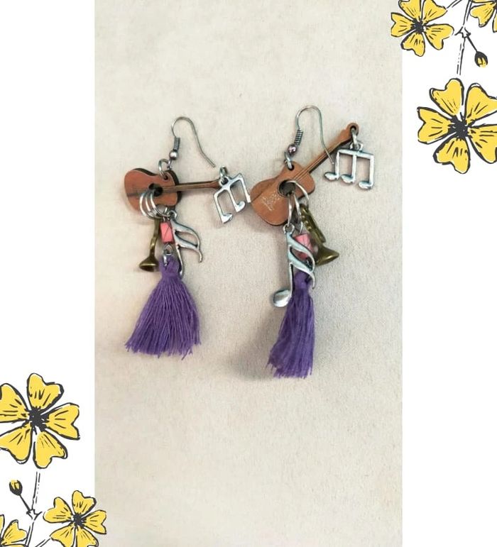 Boucles d’oreilles thème musique – guitare, notes & pompon violet – Collection Reflets de Lavande - photo numéro 2
