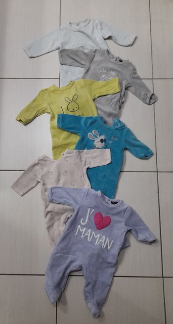 Pyjama 3 mois
2€ pièce