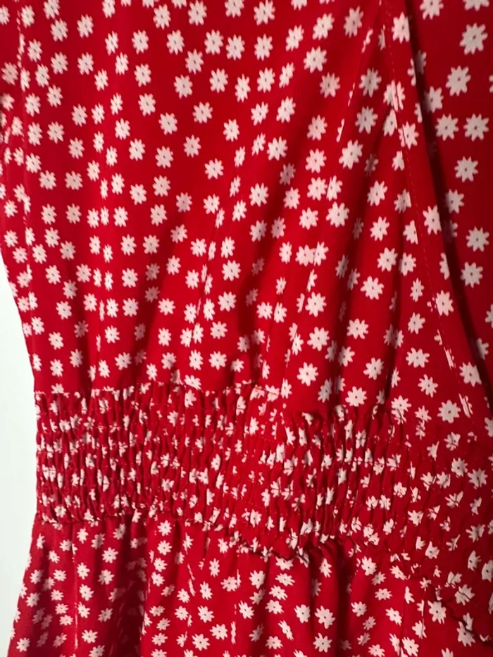 Robe longue rouge et fleur blanches - photo numéro 3
