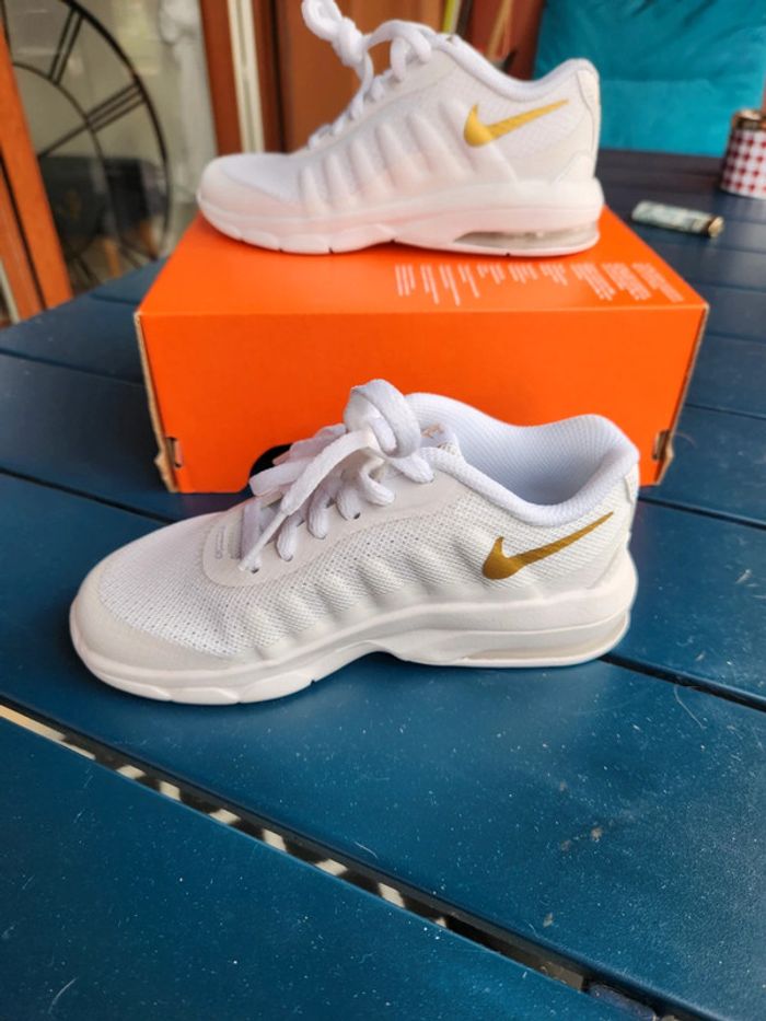 Nike air max invigor garçon Taille 27,5 neuves - photo numéro 3