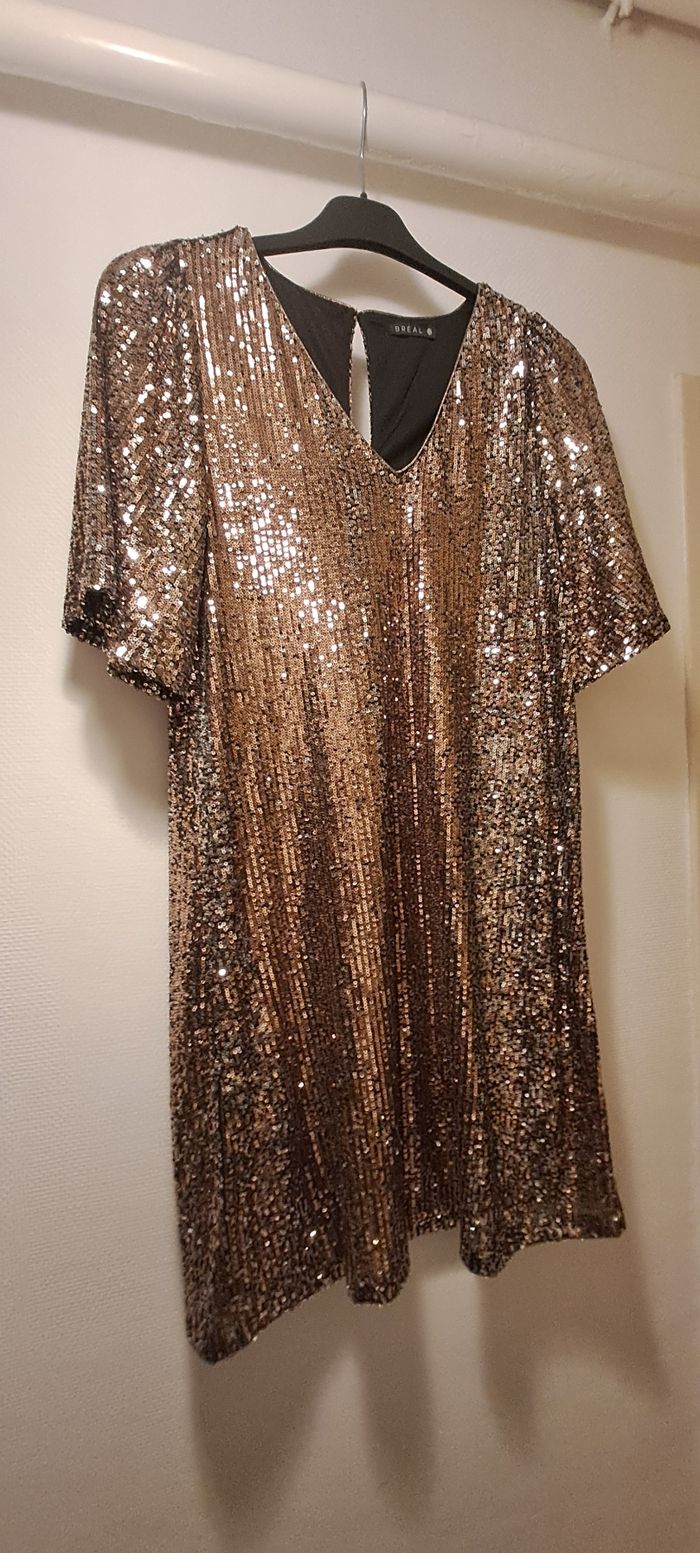 Robe dorée à sequins