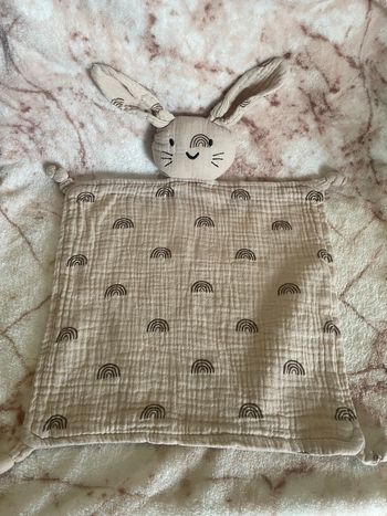 Doudou plat lange lapin beige marron arc en ciel