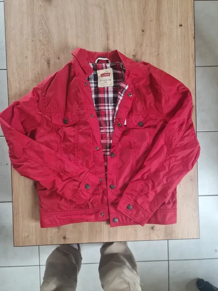 Veste légère levis taille 12 ans rouge très bon état