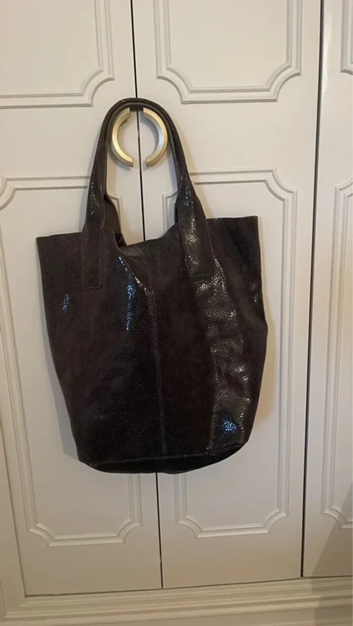 Sac fourre-tout gris légèrement brillant