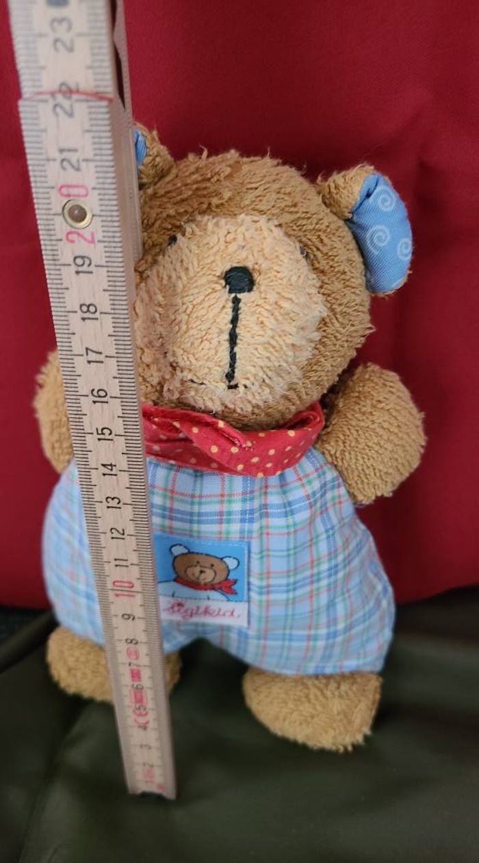 SIGIKID Doudou ours marron bleu 22 cm Foulard rouge bleu carreaux - photo numéro 3