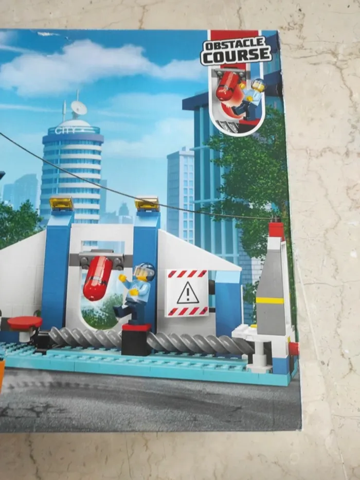 Lego city 60372 le centre d entraînement neuf dans son emballage d'origine scellé - photo numéro 4