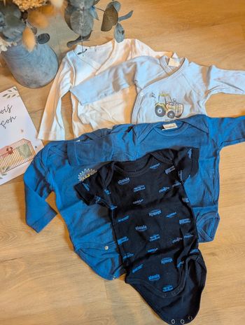 Lot de 4 bodies 3 mois.