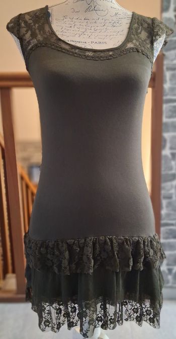Nuisette courte kaki avec de la dentelle