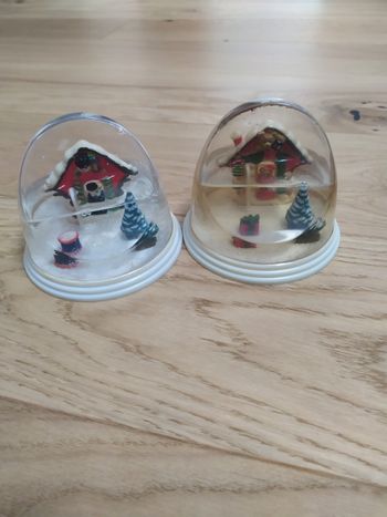 Lot de 2 boules à neige de Noël châlet