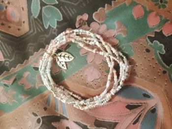 bracelet élastique en plastique multicolore et métal argenté neuf.