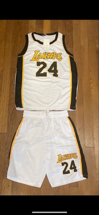 Ensemble basket ball Lakers