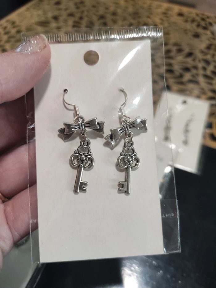 Lot de 6 bijoux neufs thème cœur et clefs - photo numéro 3