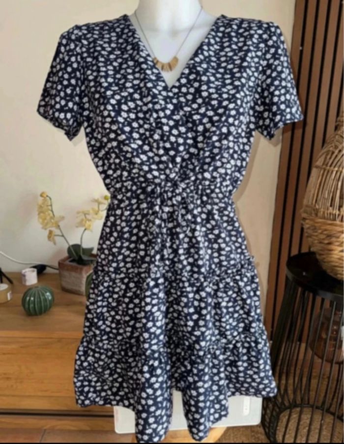 Robe bleu motif fleurs blanches