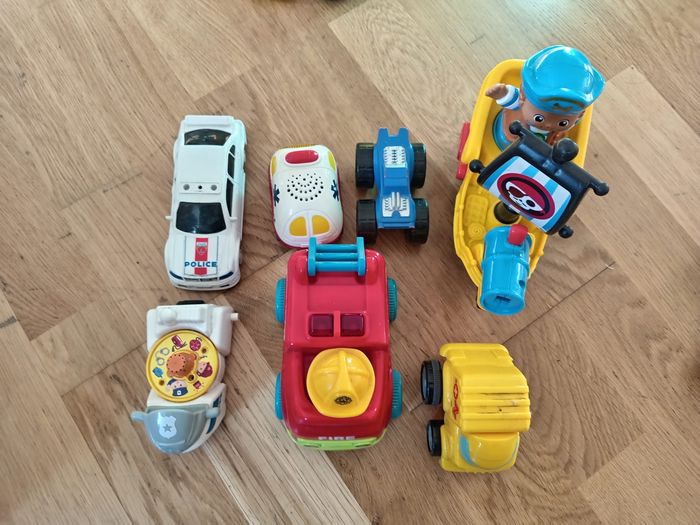 Lot de différents véhicules