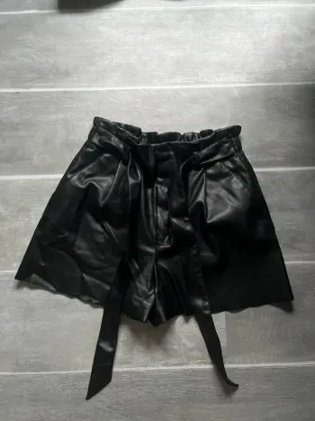 Short en similicuir