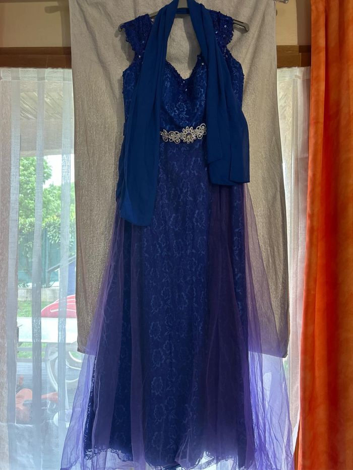 Robe de cérémonie en dentelle et ceinture perle