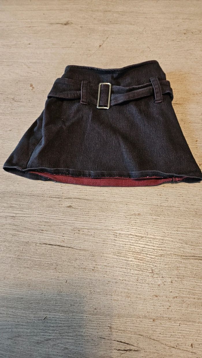 Jupe courte noire à reflet bordeau, Jalyne, 2 ans, peu mise