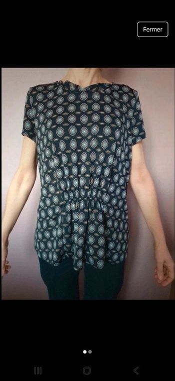 T-shirt bleu marine foncé à motif