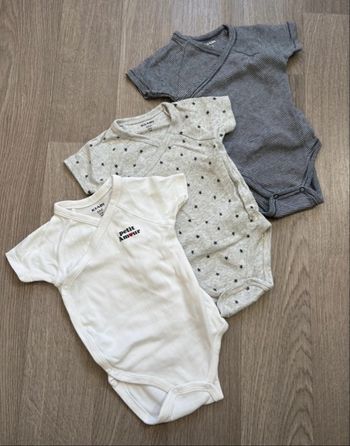 Lot 3 bodies manches courtes Kiabi 6 mois