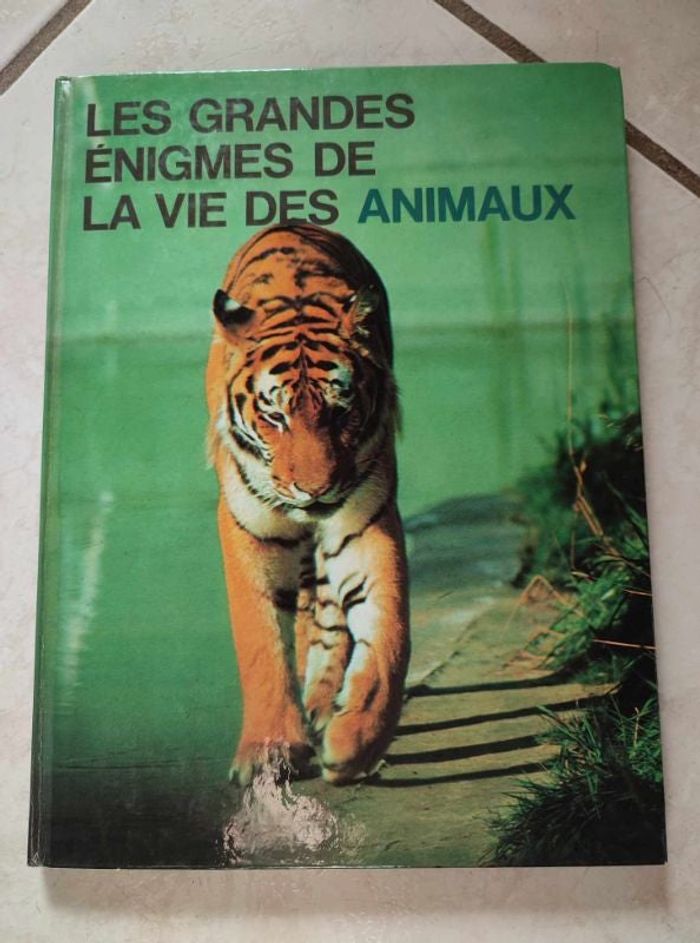 Livre les grands egnimes de la vie des animaux