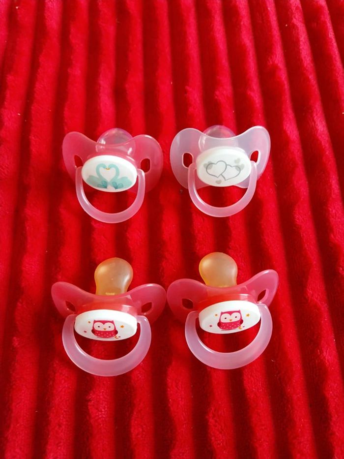 4 sucettes bébé fille