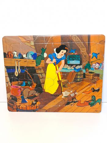 Puzzle vintage Walt Disney sur plaque Blanche neige et les sept nains fait le ménage 