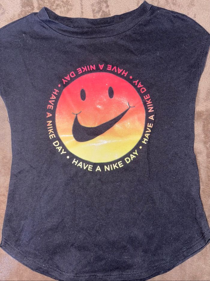 T-shirt Nike fille taille 3 ans en très bon état. - photo numéro 2